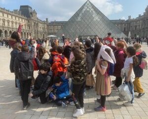 Les CM1B en sortie au Louvre