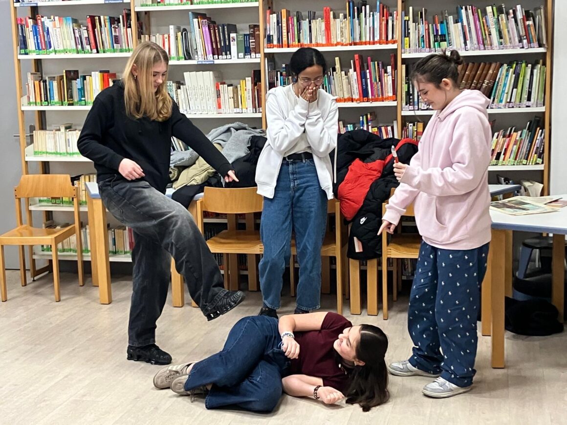 Le Harcèlement au théâtre en classe d’anglais avec Charlotte Donnelly