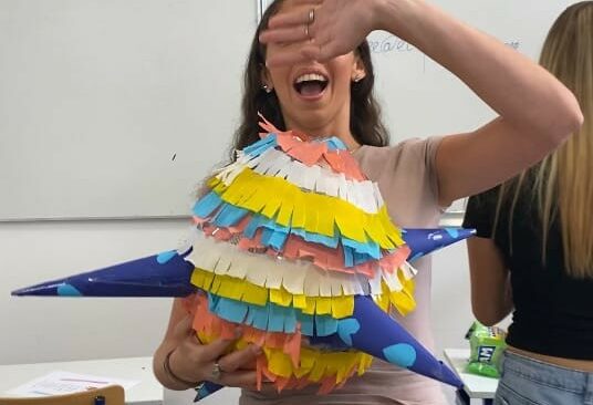 Projet en espagnol avec les Premières 1 et 3 : immersion dans la tradition mexicaine de la piñata !